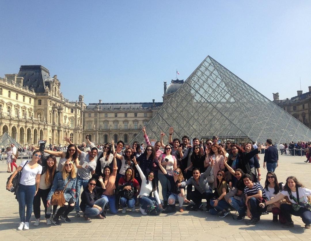 PARIS-Grupal en frente Louvre
